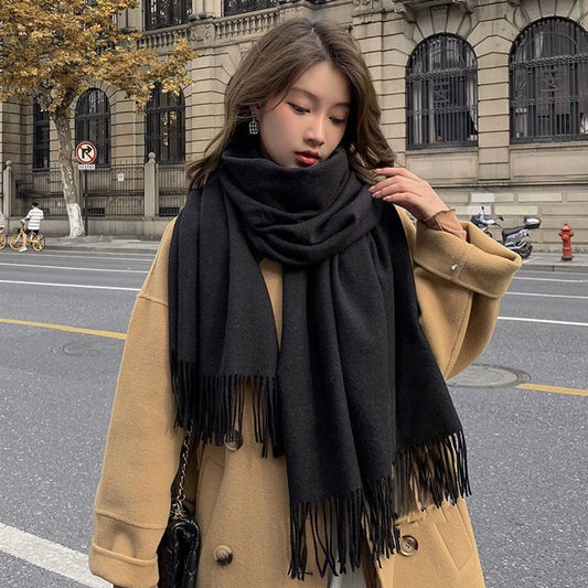 Luxueuse écharpe en cachemire noir pour femmes - un accessoire chaud et tendance pour l'hiver