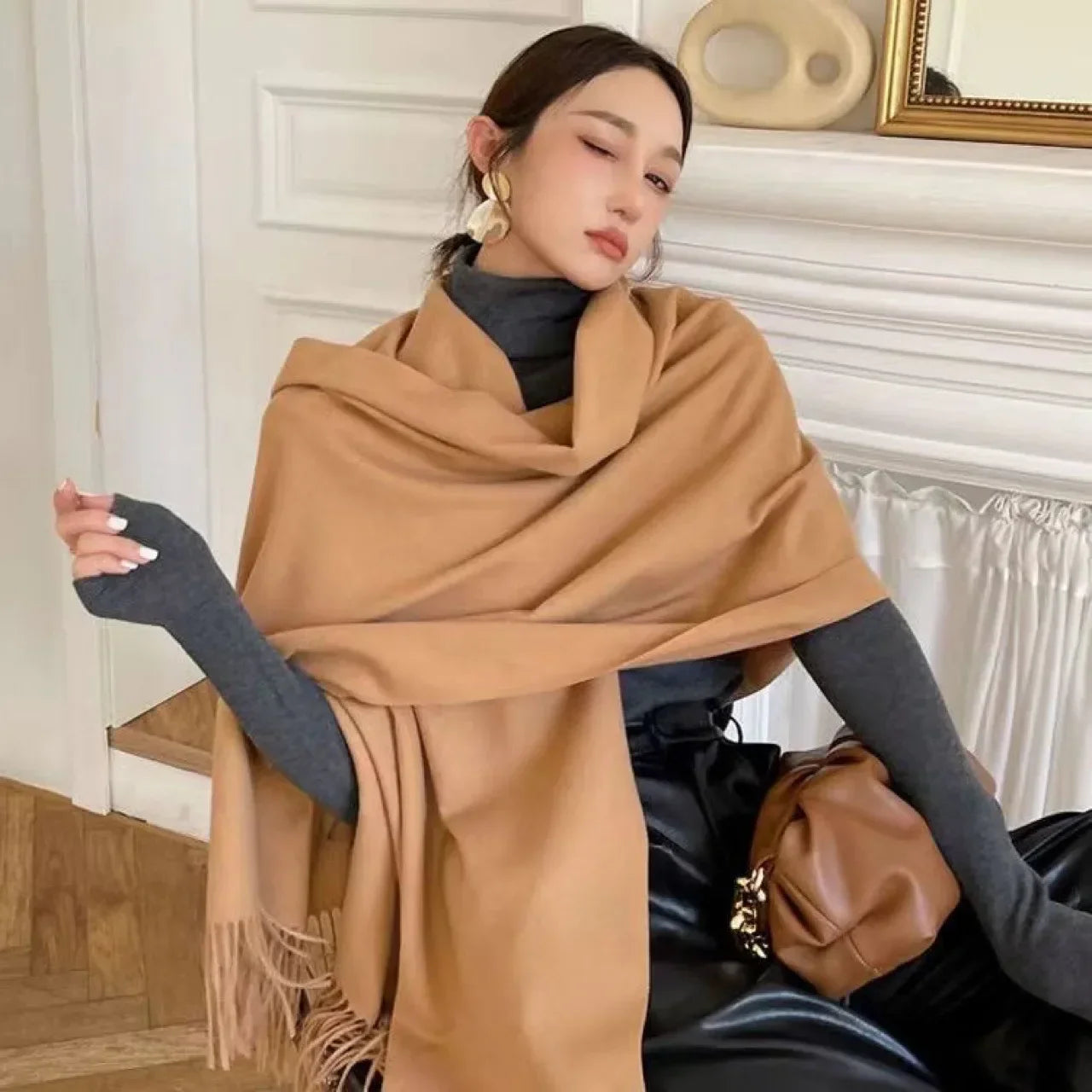 Luxueuse écharpe en cachemire noir pour femmes - un accessoire chaud et tendance pour l'hiver