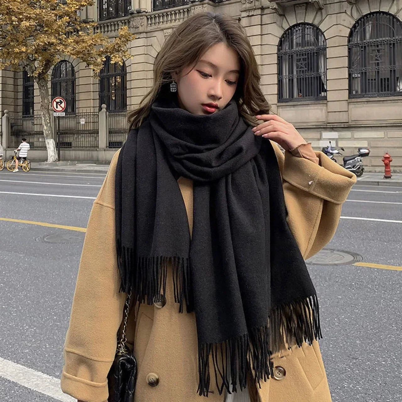 Luxueuse écharpe en cachemire noir pour femmes - un accessoire chaud et tendance pour l'hiver