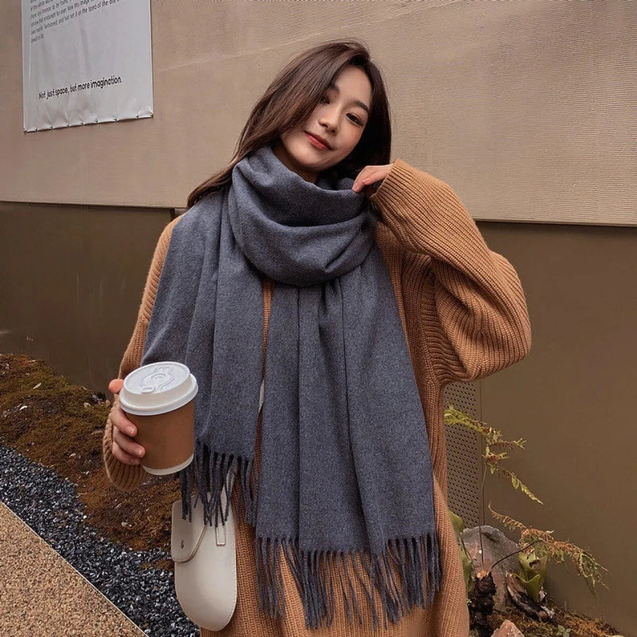 Luxueuse écharpe en cachemire noir pour femmes - un accessoire chaud et tendance pour l'hiver
