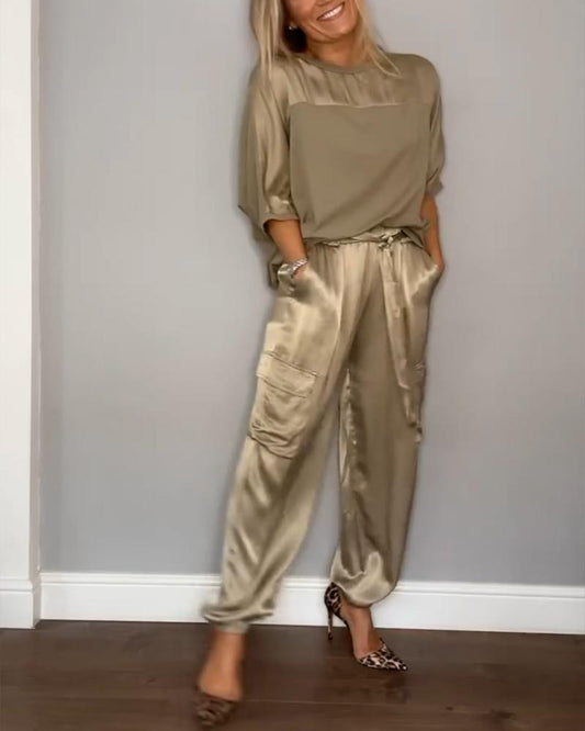 Tailleur deux pièces pour femme en matière brillante avec une coupe décontractée