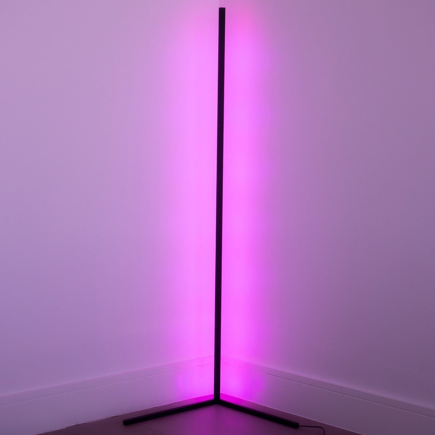 Štíhlá LED rohová lampa s nastavitelnou intenzitou světla do obývacího pokoje nebo ložnice