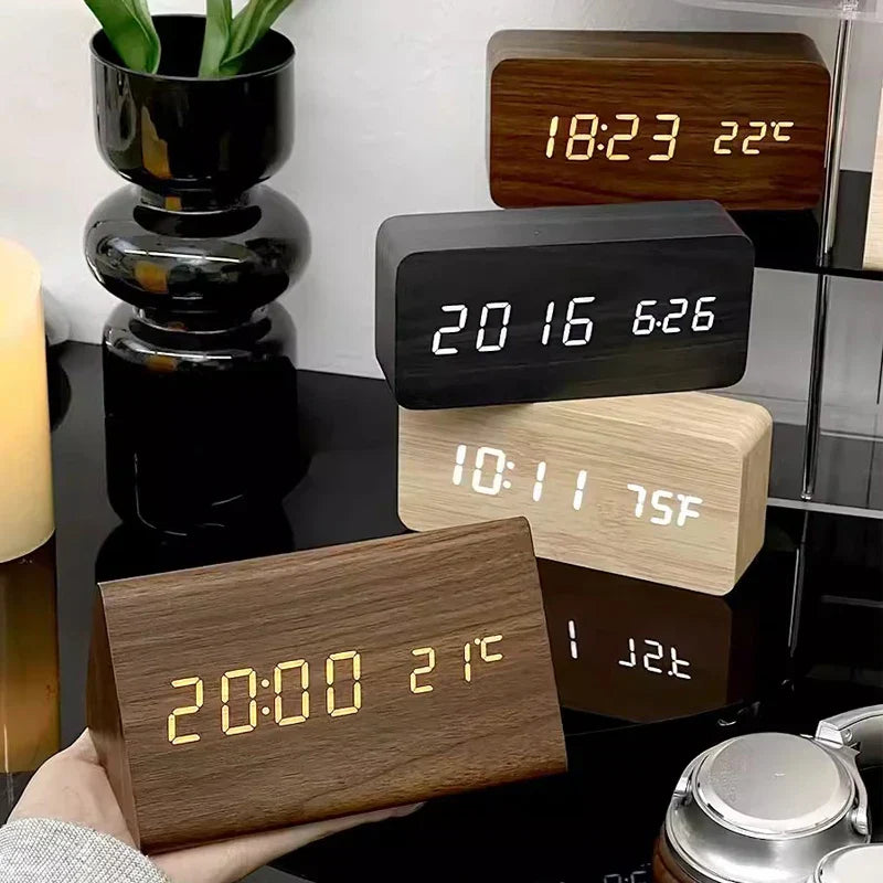 Digitálny budík z dreva - LED displej, ovládanie hlasom, nastaviteľná jasnosť
